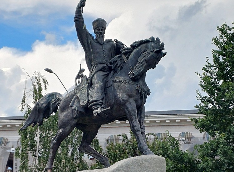A Statue of a man on a horse in Kyiv